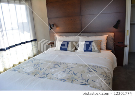 The bedroom The bedroom 12201774