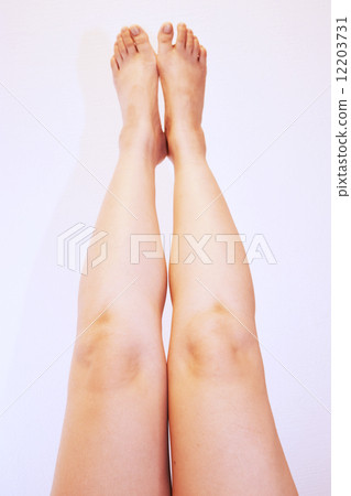 Female legs in their 40s 12203731