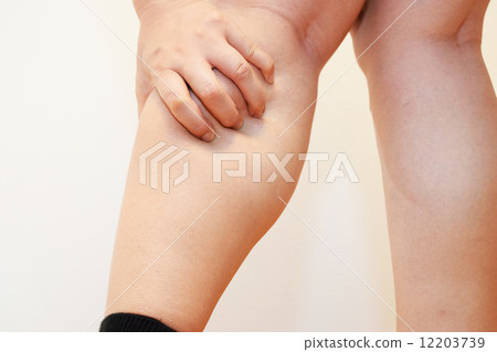 Image of a woman whose calf is sore 12203739