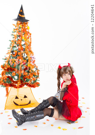 在萬聖節做了一個女人惡魔cosplay的一個逗人喜愛的女孩 在萬聖節做了一個女人惡魔cosplay的一個逗人喜愛的女孩 12204641