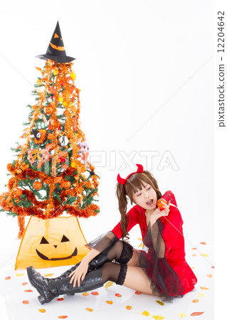 在萬聖節做了一個女人惡魔cosplay的一個逗人喜愛的女孩 在萬聖節做了一個女人惡魔cosplay的一個逗人喜愛的女孩 12204642