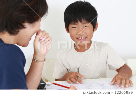 做家庭作業的小學學生 做家庭作業的小學學生 12205989