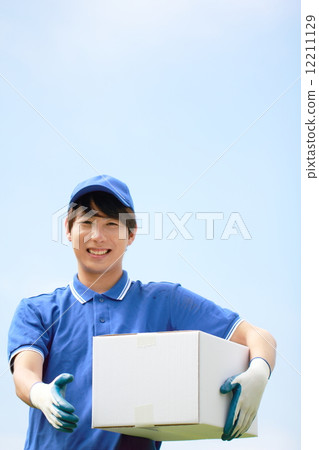 Worker deliverer home delivery office move (male work business 30's businessman) Worker deliverer home delivery office move (male work business 30's businessman) 12211129