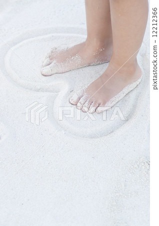 Heart in sand 12212366