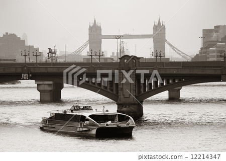 London silhouette 12214347