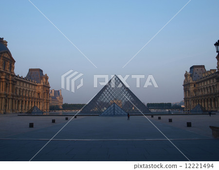 Louvre Museum 12221494
