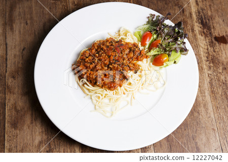 spaghetti with meat sauce 12227042