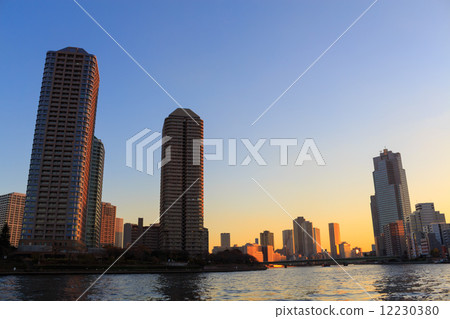 在東京黃昏的Okawabata河市21晚上風景 12230380