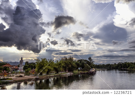 在Kwai河的日落從鐵橋樑,泰國 在Kwai河的日落從鐵橋樑,泰國 12236721