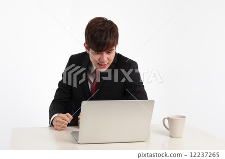 WS Laptop Sitting 12237265