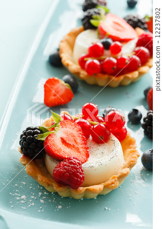 berries tart 12237802