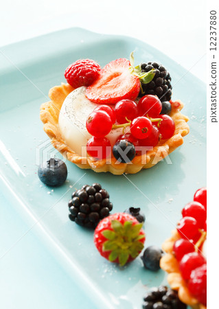berries tart 12237880