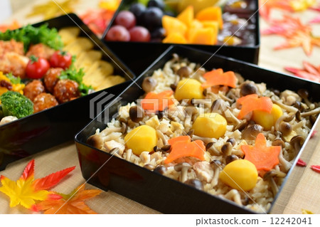 秋季休閒午餐盒栗子和蘑菇米飯煮熟的米飯 12242041