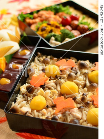 秋季休閒午餐盒栗子和蘑菇米飯煮熟的米飯 12242048