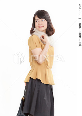 一個平靜的冬季時尚女人 12242496