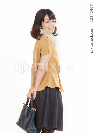 一個平靜的冬季時尚女人 12242497