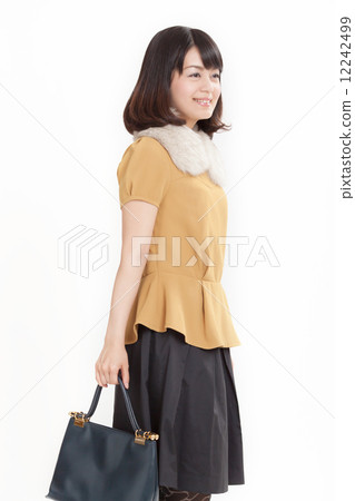 一個平靜的冬季時尚女人 12242499