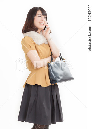 一位中年婦女正在用她的智能手機說話』 12243093