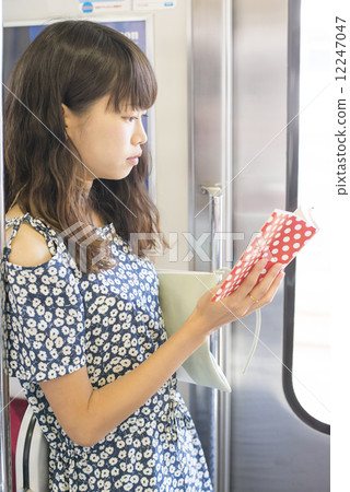 讀在火車的婦女 12247047