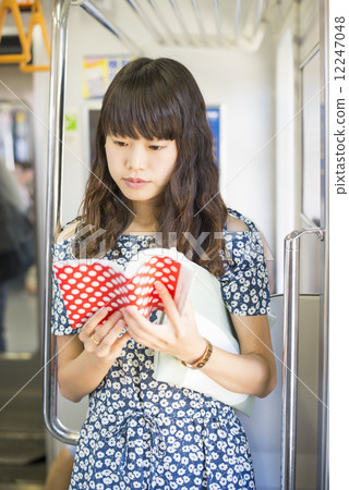 讀在火車的婦女 12247048