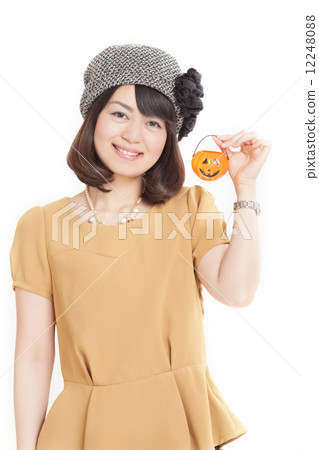 與萬聖節玩具愉快地笑的阿拉斯女人 12248088