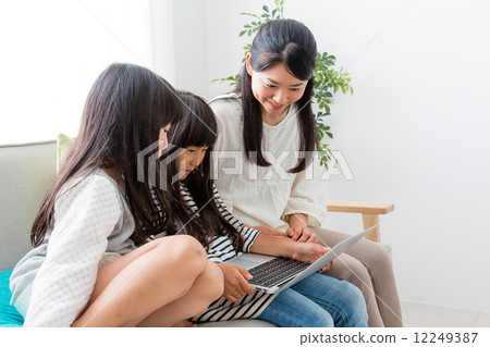 使用個人計算機的親子形象 12249387