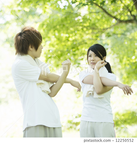 A couple preparing for a preparatory move A couple preparing for a preparatory move 12250552