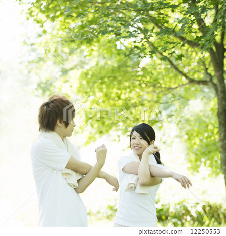 A couple preparing for a preparatory move A couple preparing for a preparatory move 12250553