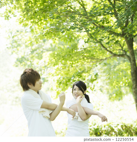 A couple preparing for a preparatory move A couple preparing for a preparatory move 12250554