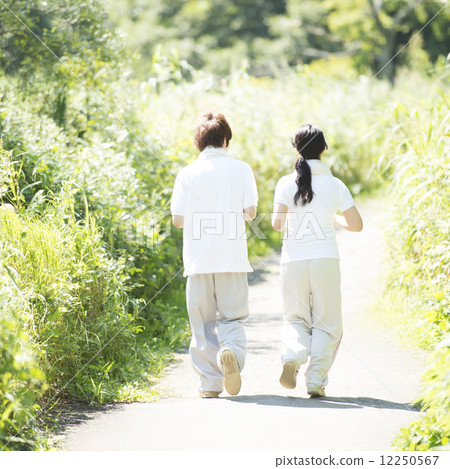 夫婦跑步的背面圖 夫婦跑步的背面圖 12250567