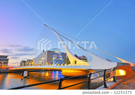THE SAMUEL BECKETT BRIDGE THE SAMUEL BECKETT BRIDGE 12251373