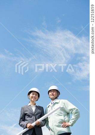 工作穿男人和女商人 12251659