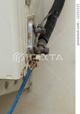 filling refrigerant to air conditioner 12252127