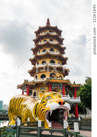 Taiwan [Dragon Tiger Tower in Kaohsiung] 12261645