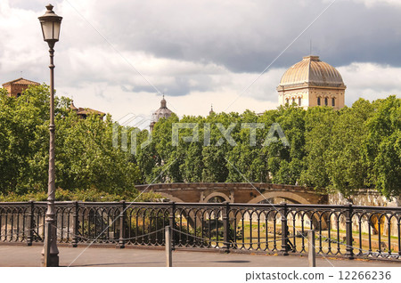 Bridges over the Tiber River in Rome, Italy 12266236