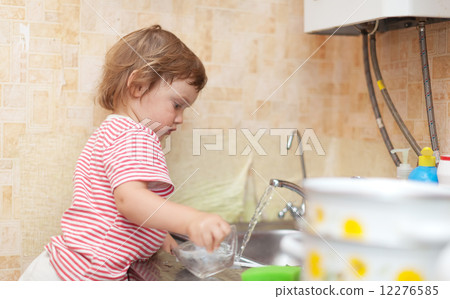 Baby girl washes dishes 12276585