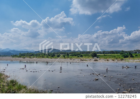 The bustle of the Jinzu River 12278245