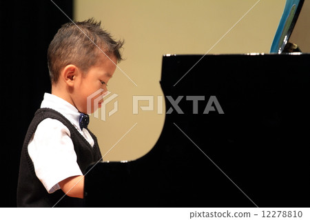 嬰兒彈鋼琴（4歲兒童） 12278810