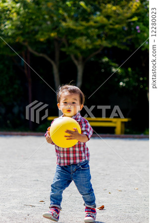 Infant to play ball 12280023