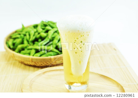 Summer taste · Overflowing beer and mountains of edamame · White back sideways position 12280961