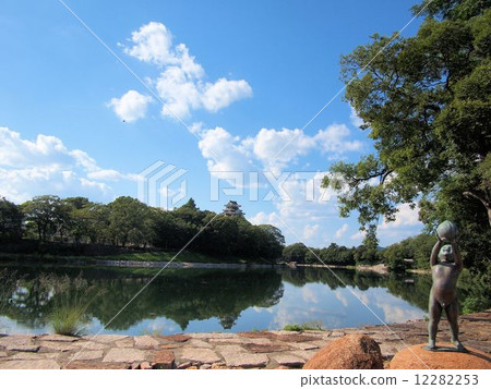 Okayama castle of autumnal weather 12282253