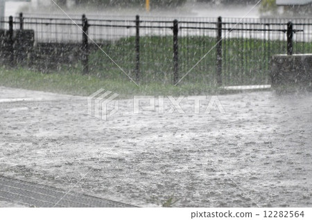 傾盆大雨猛烈地濺起水滴 12282564