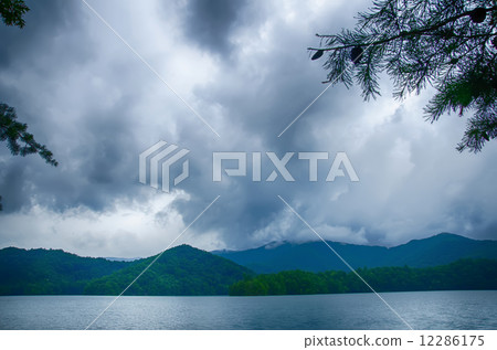 lake santeetlah in great smoky mountains north carolina lake santeetlah in great smoky mountains north carolina 12286175