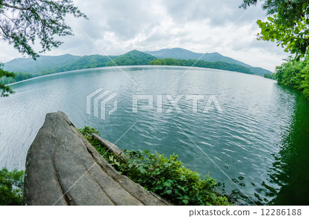 lake santeetlah in great smoky mountains north carolina lake santeetlah in great smoky mountains north carolina 12286188