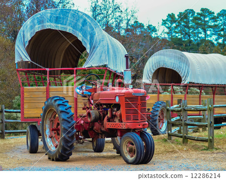 hay rides trailer 12286214