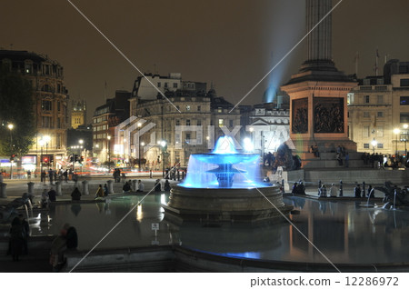 特拉法加廣場在晚上 -  3 12286972