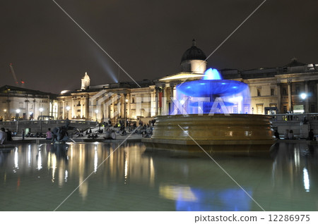 特拉法加廣場在晚上 -  6 12286975