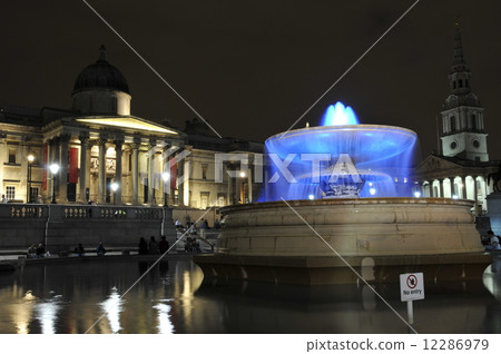 特拉法加廣場在晚上 -  9 12286979