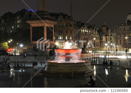 特拉法加廣場在晚上 -  10 12286980