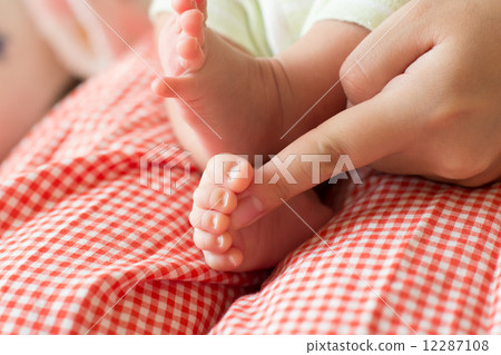 1 month old baby 12287108